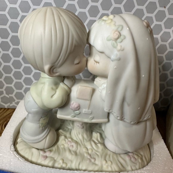 Precious Moments: Sealed With a Kiss! Like New Condition! - Picture 2 of 6